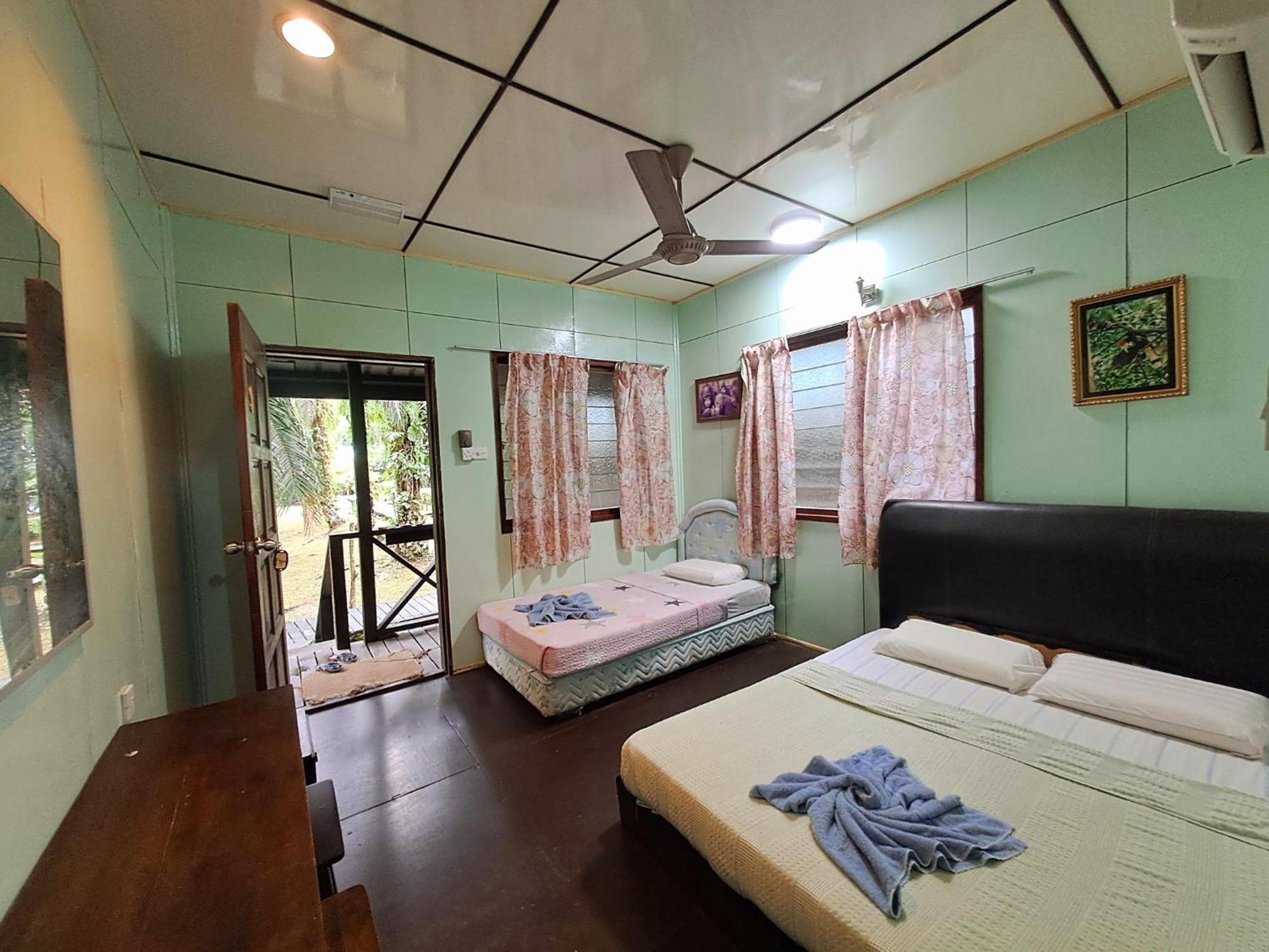 Sukau Backpackers Bed & Breakfast Bed & Breakfast Exterior foto